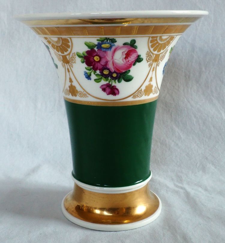 Vase cornet en porcelaine de Paris polychrome et dorée - époque Empire Restauration