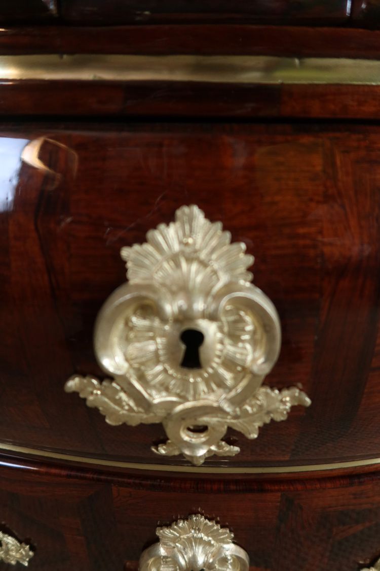 Commode tombeau à la régence époque XVIIIème siècle