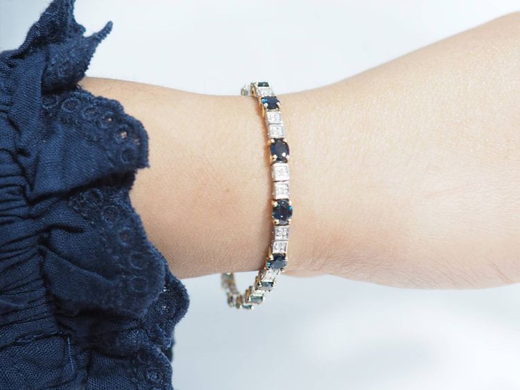 Bracciale flessibile in oro bicolore, zaffiri e diamanti