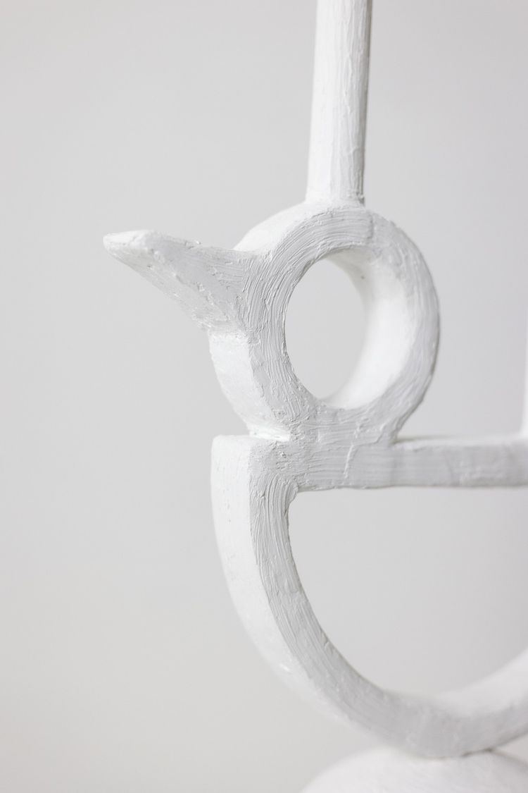 Lampada in gesso “cui-cui”. Piccola serie di opere di un artista francese. Codice articolo: LS6253611ALS6253611A