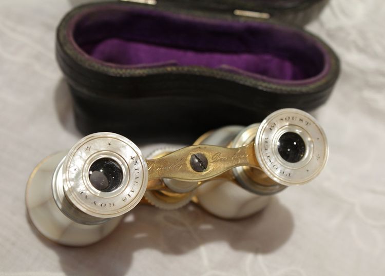 Binocolo teatrale in madreperla con custodia in pelle, fine XIX secolo