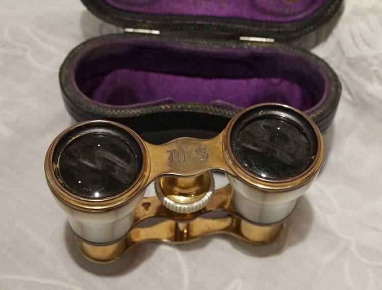 Binocolo teatrale in madreperla con custodia in pelle, fine XIX secolo