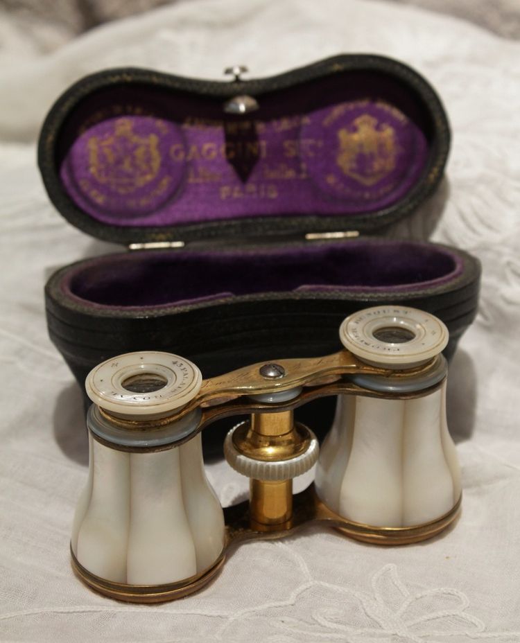 Binocolo teatrale in madreperla con custodia in pelle, fine XIX secolo