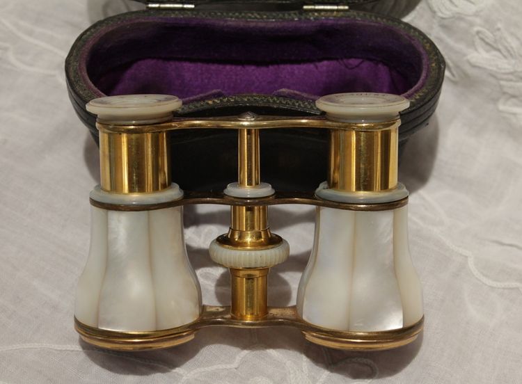 Binocolo teatrale in madreperla con custodia in pelle, fine XIX secolo