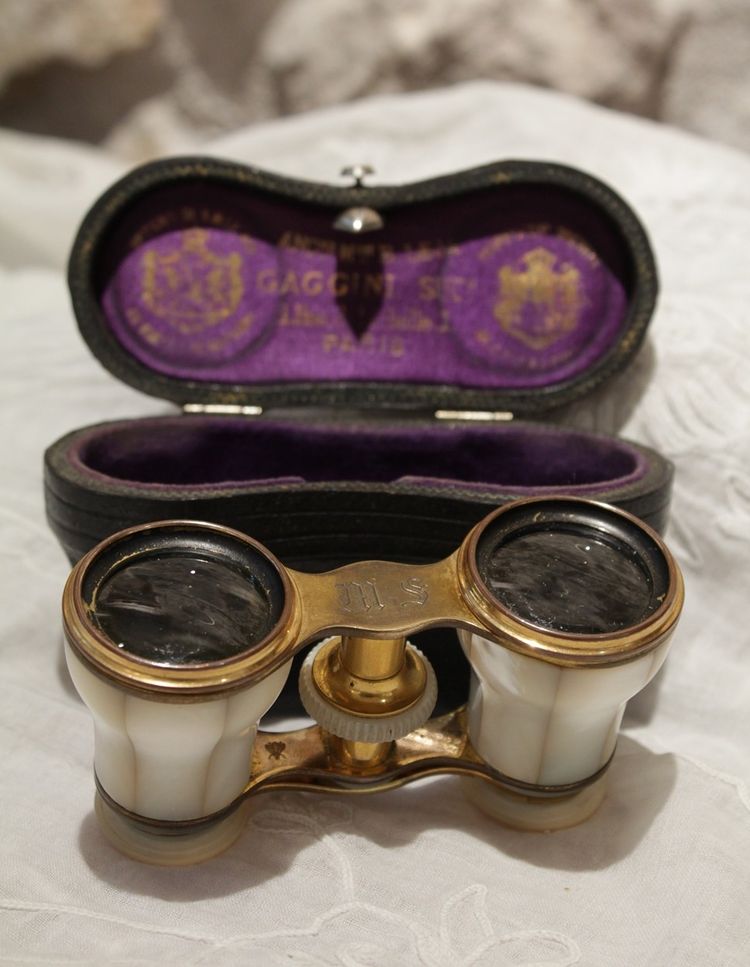 Binocolo teatrale in madreperla con custodia in pelle, fine XIX secolo