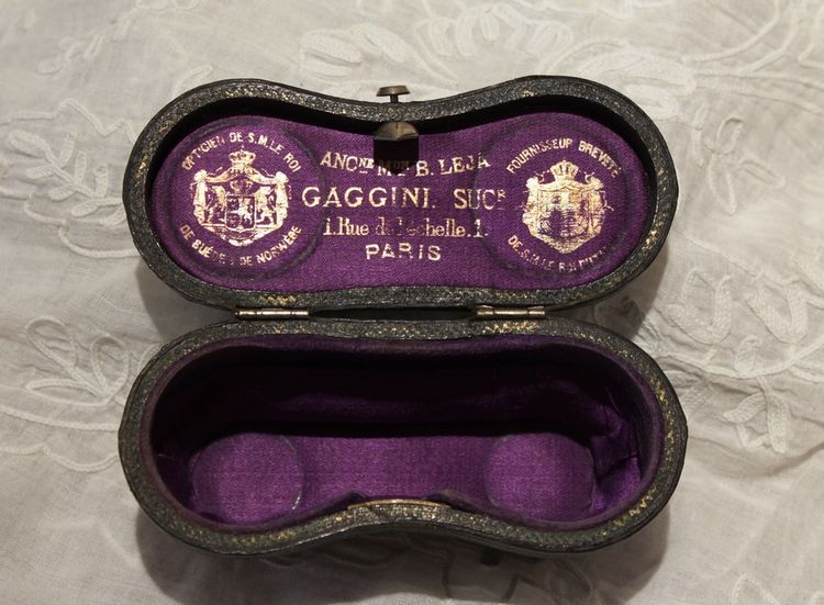Binocolo teatrale in madreperla con custodia in pelle, fine XIX secolo