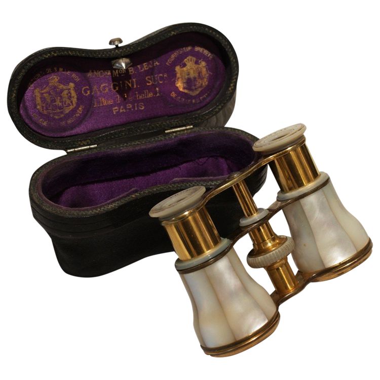 Binocolo teatrale in madreperla con custodia in pelle, fine XIX secolo