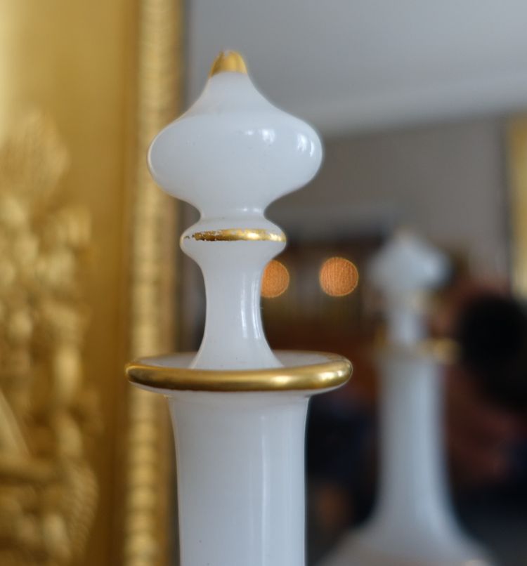 Baccarat - bemalte Opalglas-Likörkaraffe - antike Büsten, um 1880