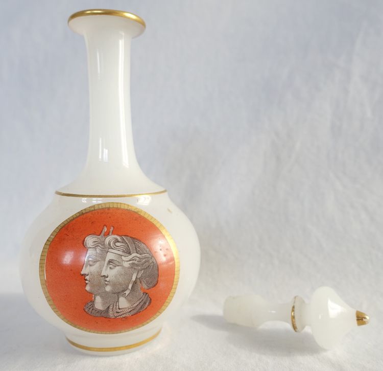 Baccarat - bemalte Opalglas-Likörkaraffe - antike Büsten, um 1880