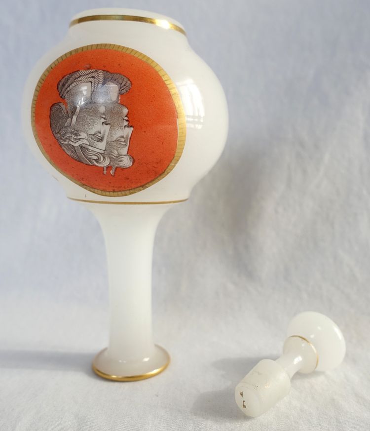 Baccarat - bemalte Opalglas-Likörkaraffe - antike Büsten, um 1880