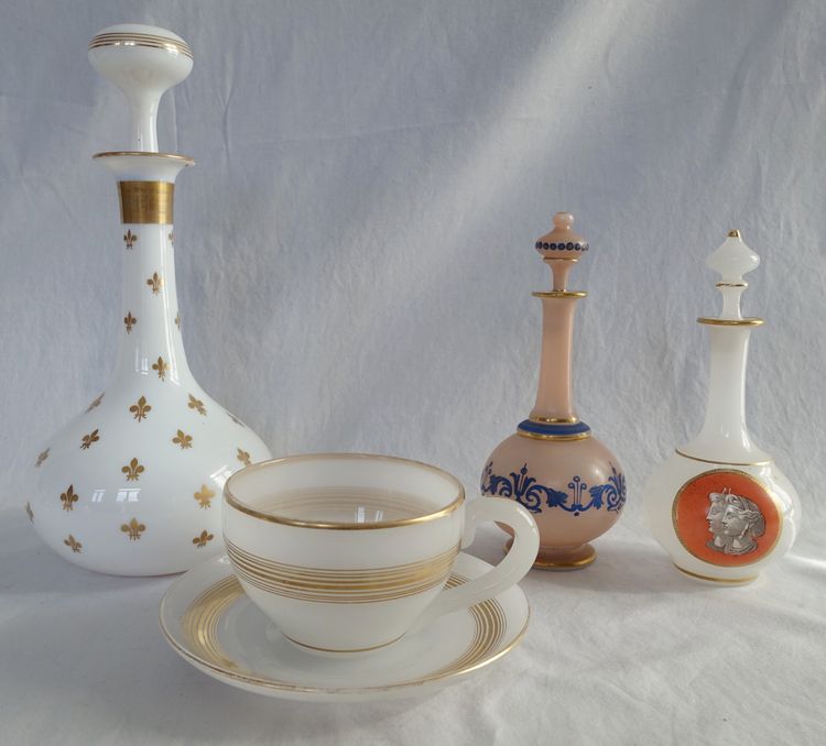 Baccarat - bemalte Opalglas-Likörkaraffe - antike Büsten, um 1880