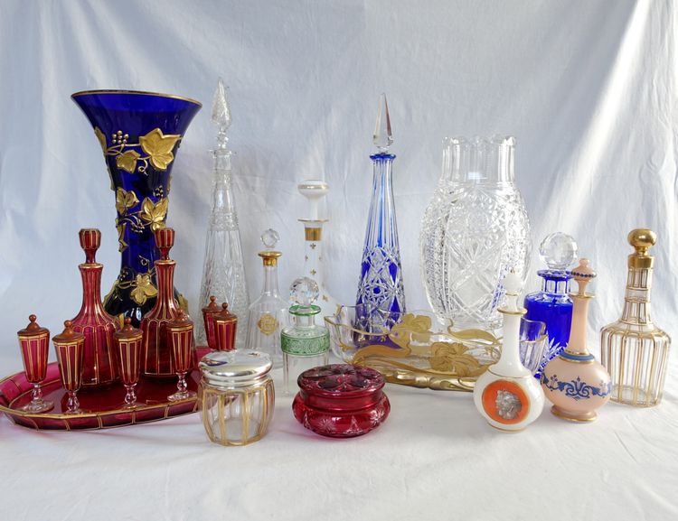 Baccarat - bemalte Opalglas-Likörkaraffe - antike Büsten, um 1880