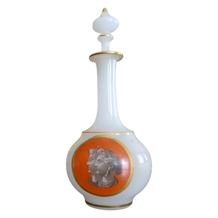 Baccarat - bemalte Opalglas-Likörkaraffe - antike Büsten, um 1880