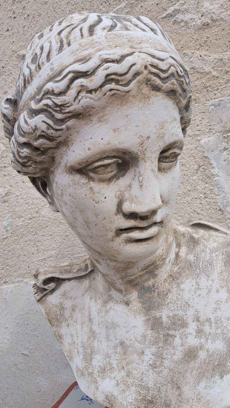 Busto neoclassico in gesso raffigurante una dea, inizio XX secolo