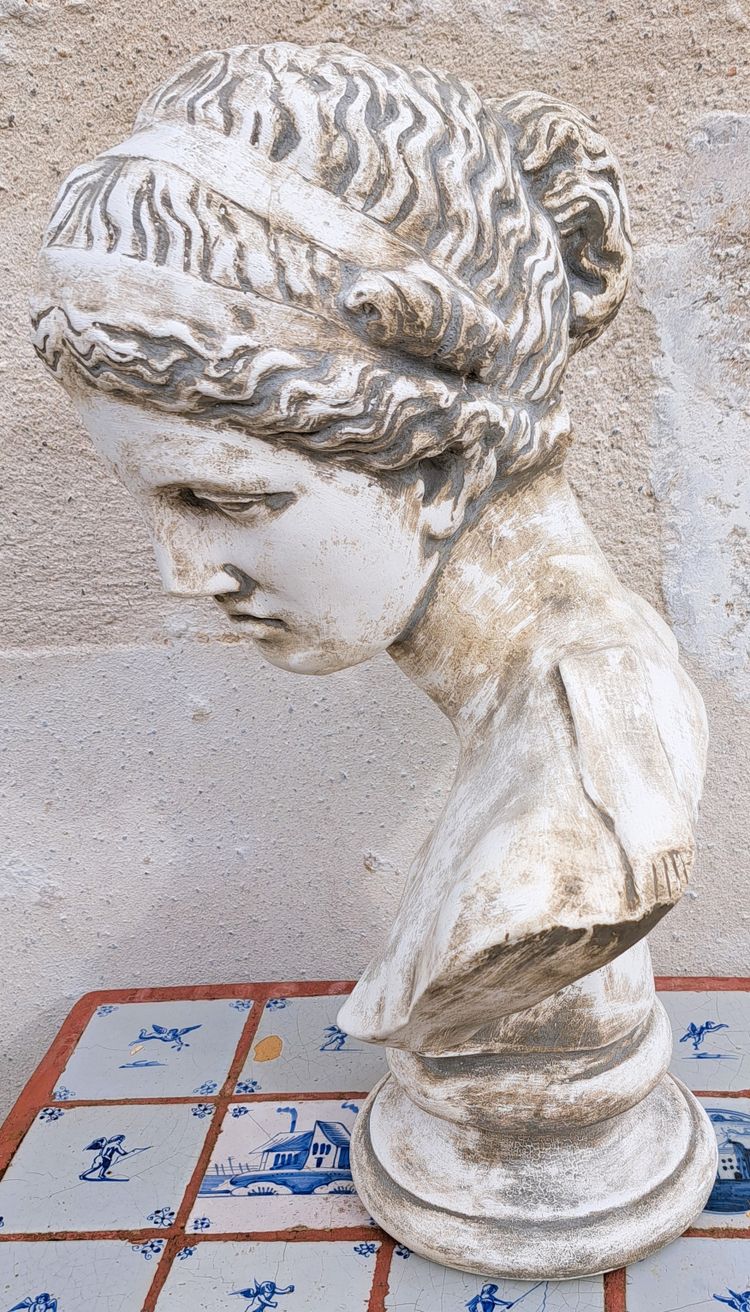 Busto neoclassico in gesso raffigurante una dea, inizio XX secolo