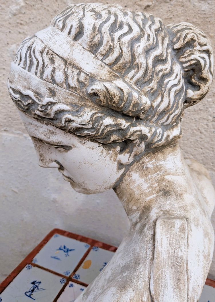 Busto neoclassico in gesso raffigurante una dea, inizio XX secolo
