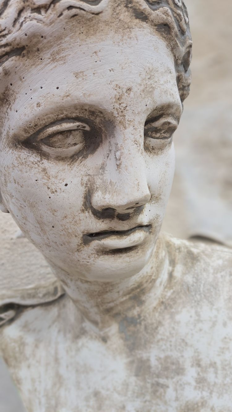 Busto neoclassico in gesso raffigurante una dea, inizio XX secolo