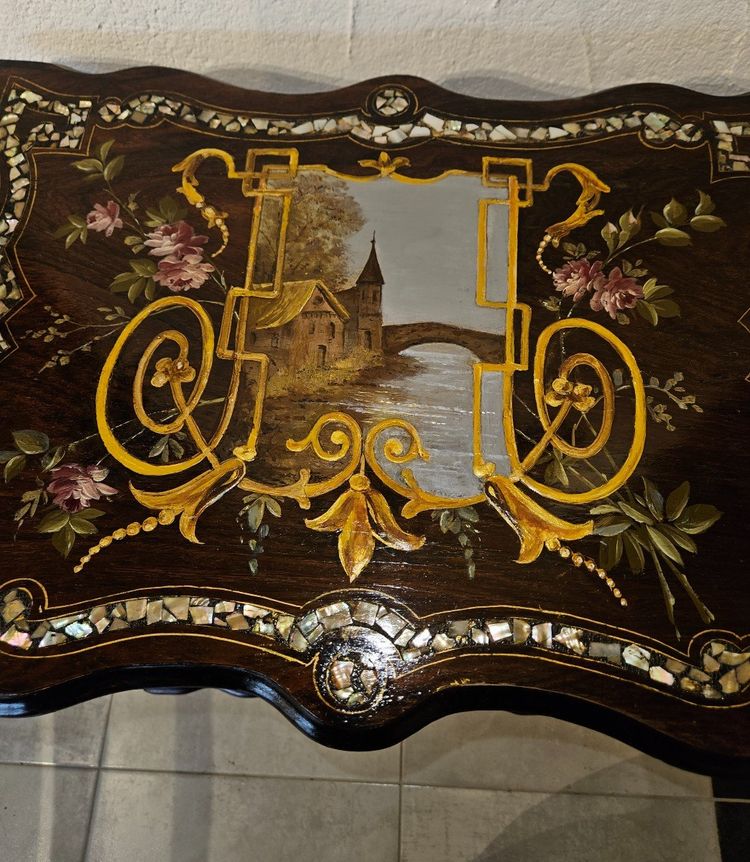 Petite Table Guéridon à Deux Plateaux Burgautés - à Décor Romantique  -  époque Napoléon III.