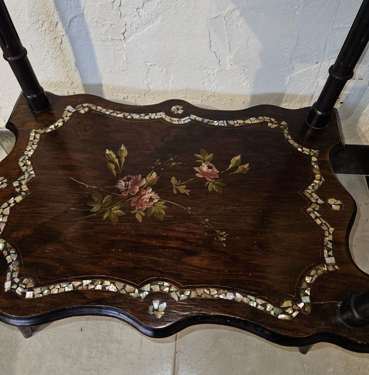 Petite Table Guéridon à Deux Plateaux Burgautés - à Décor Romantique  -  époque Napoléon III.