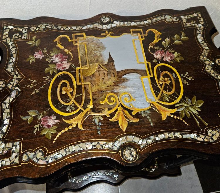 Petite Table Guéridon à Deux Plateaux Burgautés - à Décor Romantique  -  époque Napoléon III.