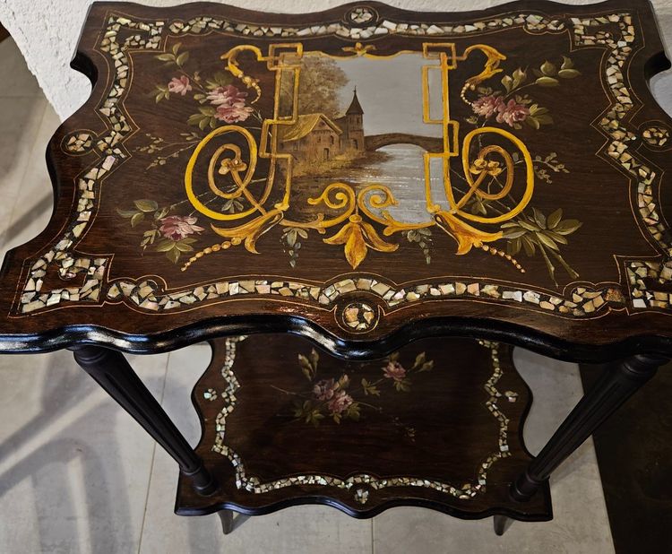 Petite Table Guéridon à Deux Plateaux Burgautés - à Décor Romantique  -  époque Napoléon III.