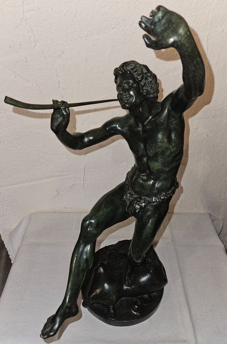 Scultura in bronzo raffigurante Bacco che danza e suona il flauto - XIX secolo -