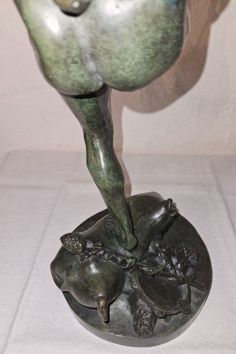 Scultura in bronzo raffigurante Bacco che danza e suona il flauto - XIX secolo -