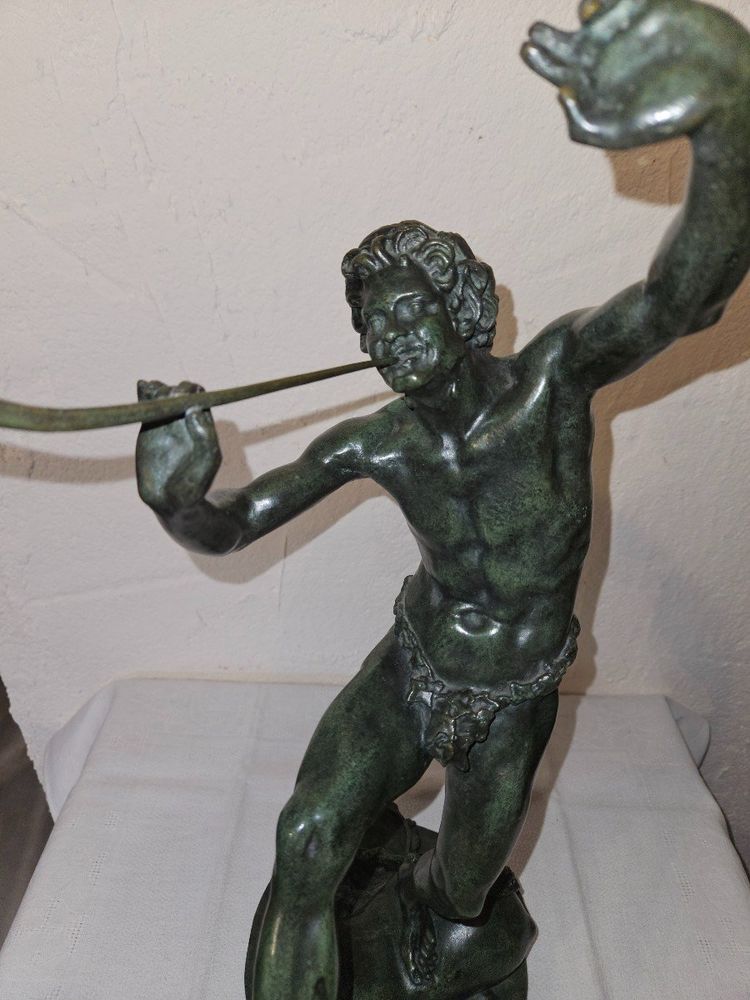 Scultura in bronzo raffigurante Bacco che danza e suona il flauto - XIX secolo -