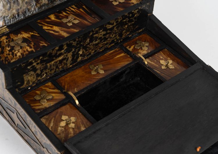 Segretaria da viaggio in intarsio boulle e guscio di tartaruga, fine XIX secolo