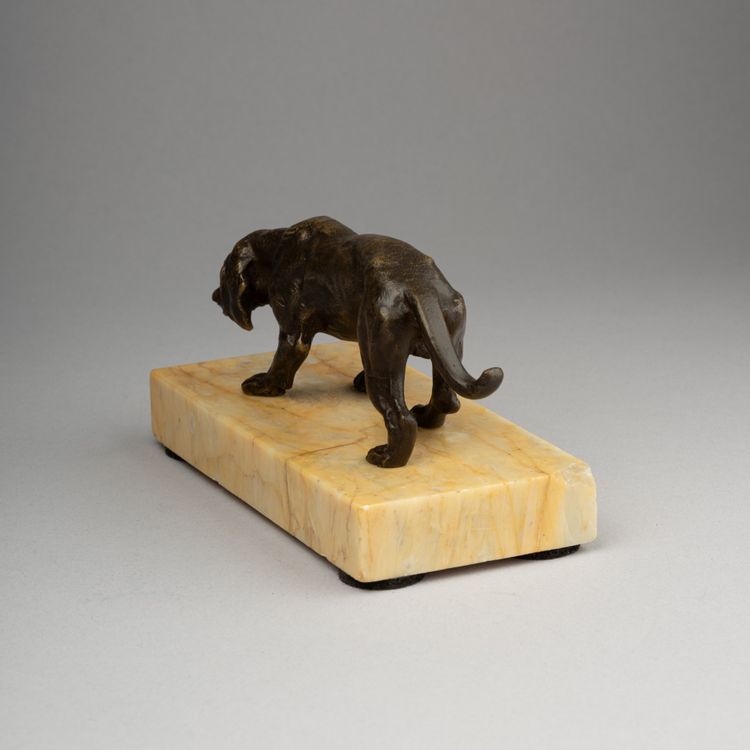 Piccolo bronzo raffigurante un cane da caccia, XIX secolo