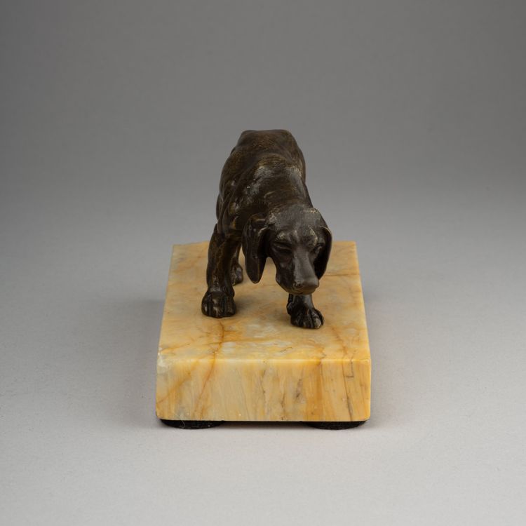 Piccolo bronzo raffigurante un cane da caccia, XIX secolo