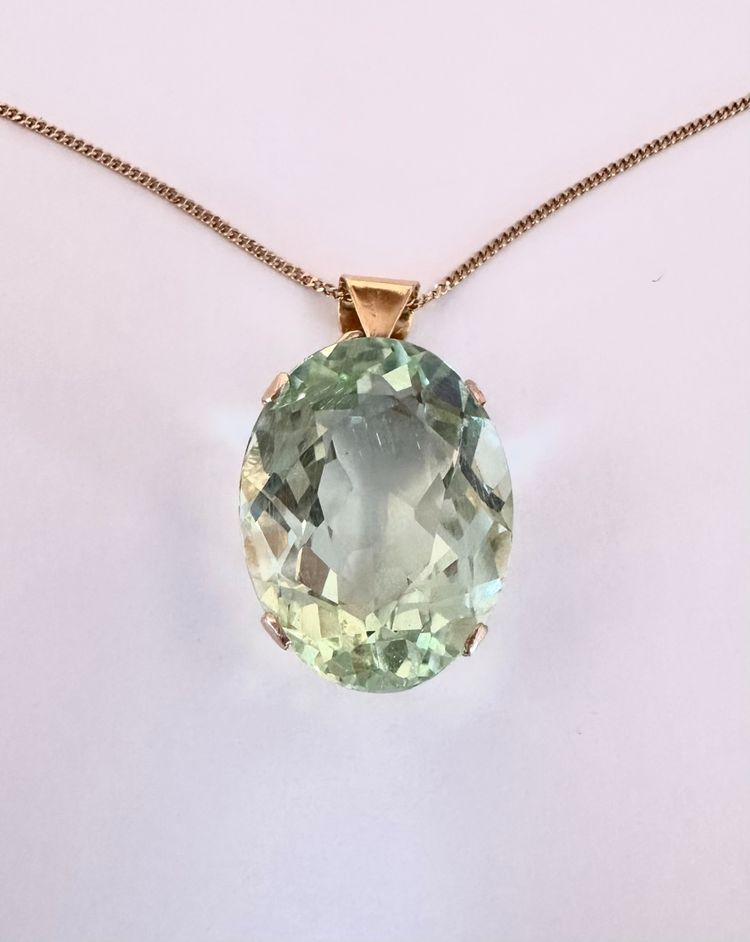 Pendentif Orné d'Un Important Béryl Héliodore, Chaîne En Or Jaune 18 Carats.