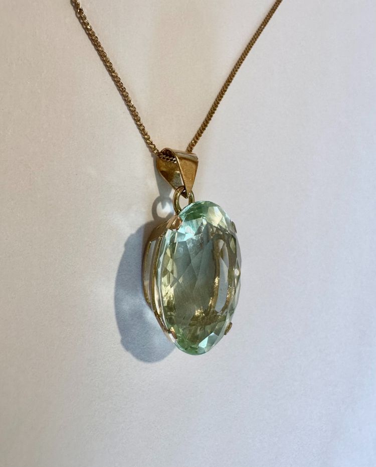 Pendentif Orné d'Un Important Béryl Héliodore, Chaîne En Or Jaune 18 Carats.