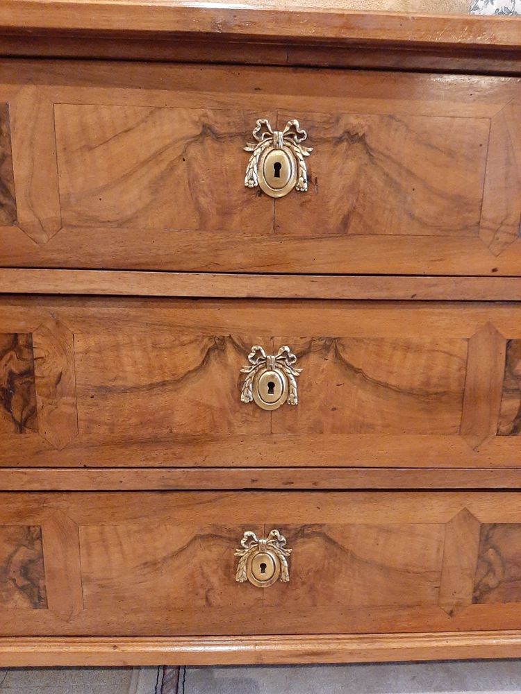 Très belle Commode Style Louis XVI en Ronce de Noyer et Merisier - Période fin XVIII ème