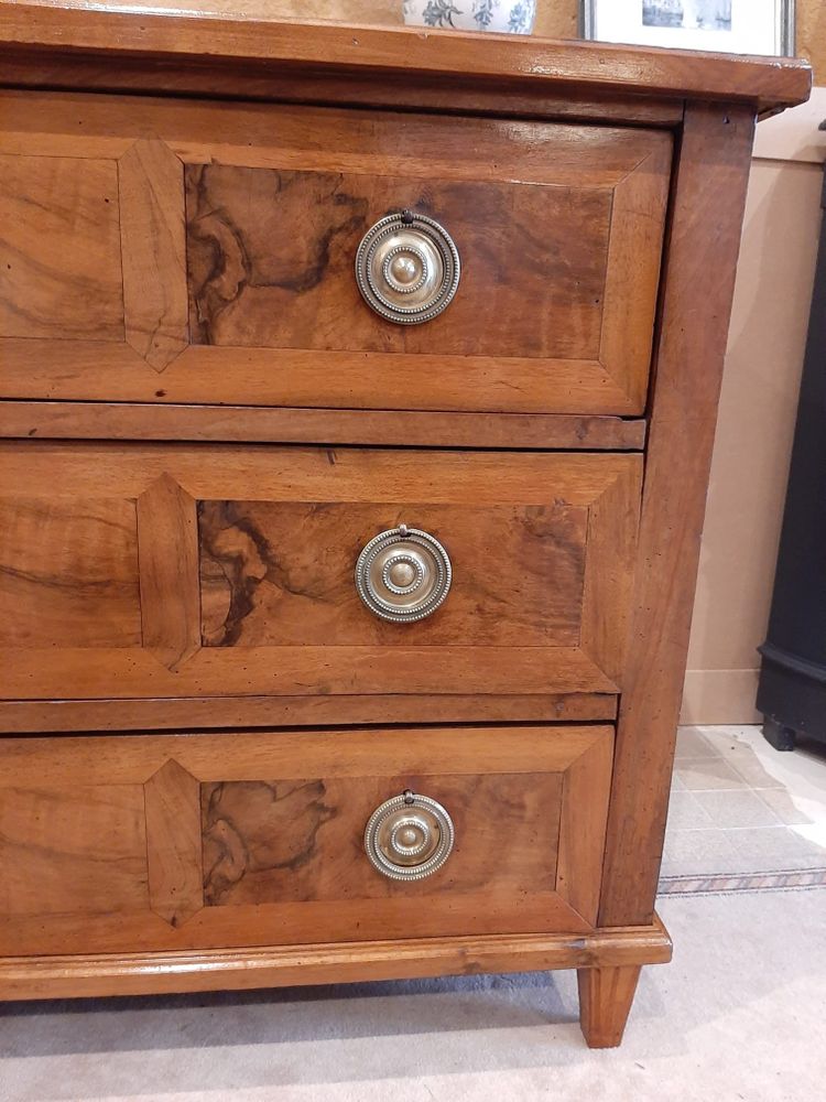 Très belle Commode Style Louis XVI en Ronce de Noyer et Merisier - Période fin XVIII ème