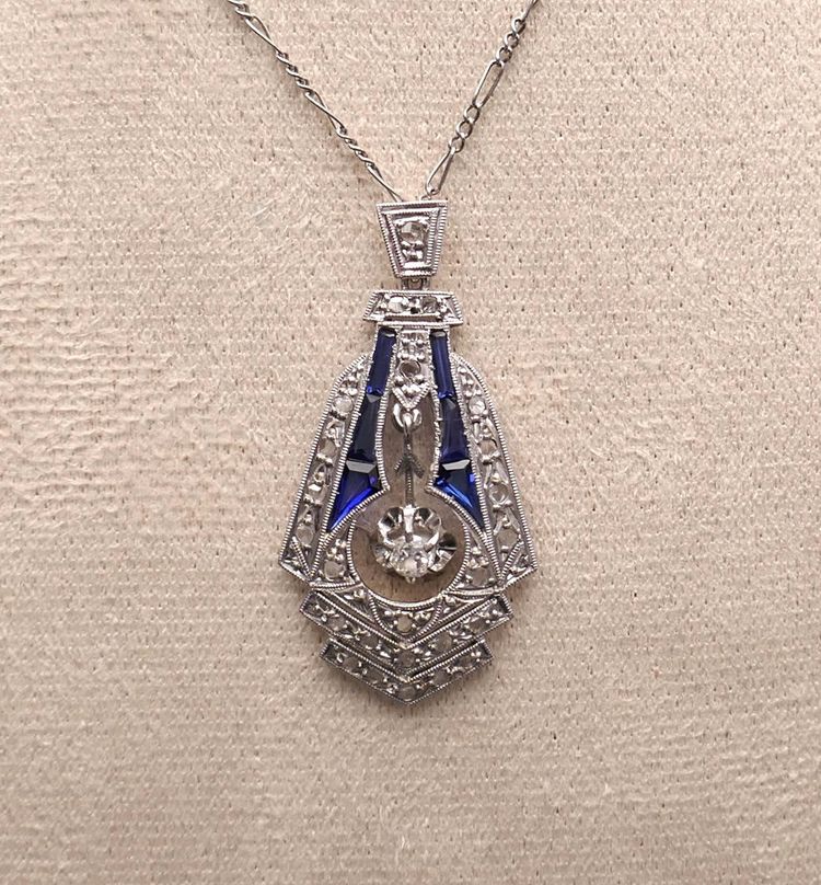 Important Art Deco Pendant with Calibrated Diamonds and Sapphires.