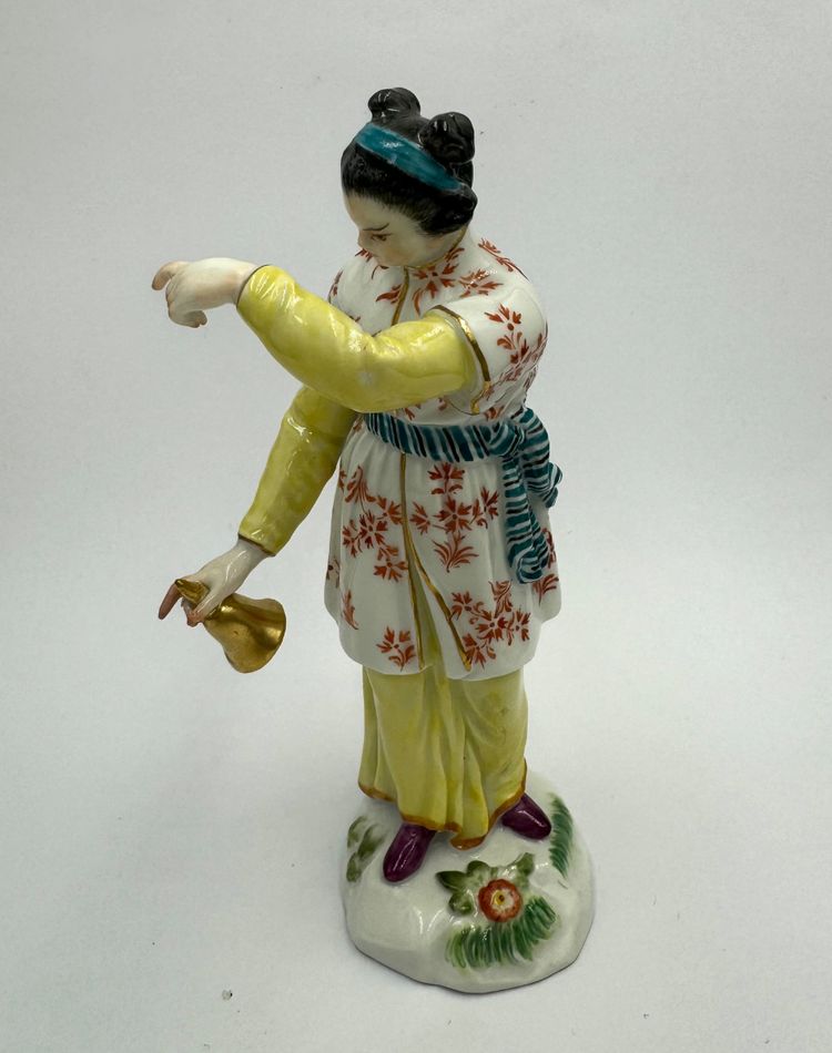 Meissen - Japanerin mit Glocke