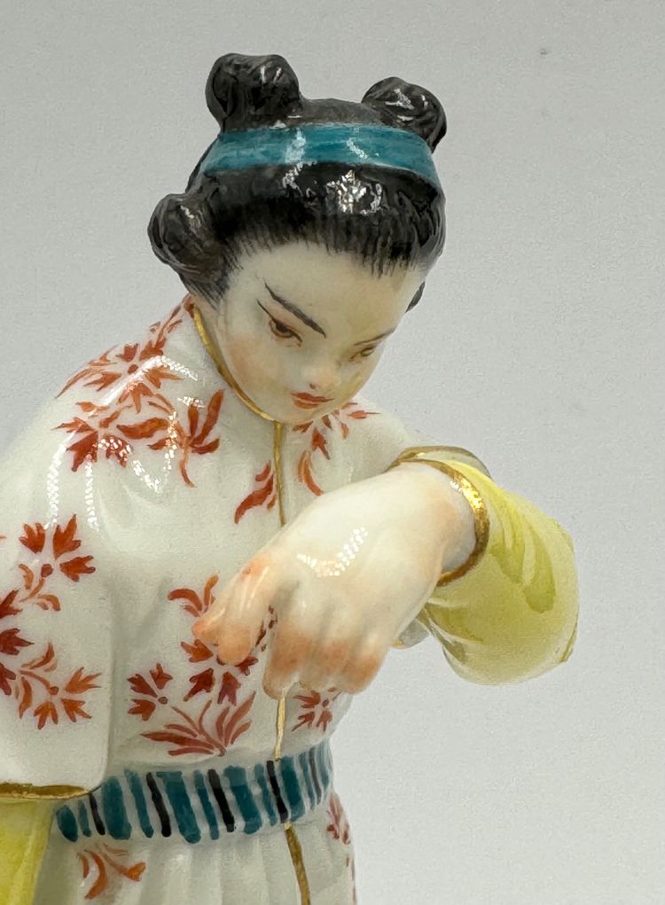 Meissen - Japanerin mit Glocke