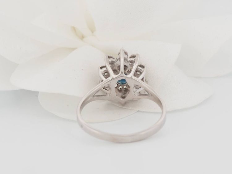 Anello entourage in oro bianco, zaffiri e diamanti