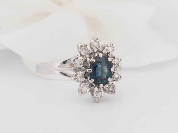 Anello entourage in oro bianco, zaffiri e diamanti