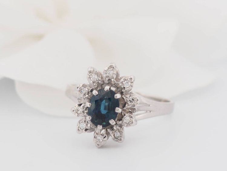 Anello entourage in oro bianco, zaffiri e diamanti