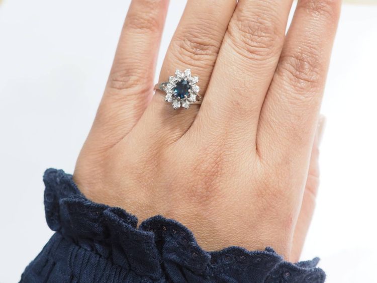 Anello entourage in oro bianco, zaffiri e diamanti