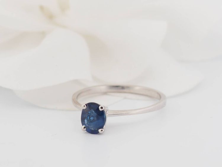 Bague solitaire en or blanc et saphir ovale 