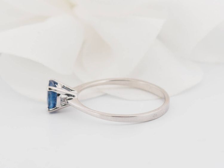Bague solitaire en or blanc et saphir ovale 