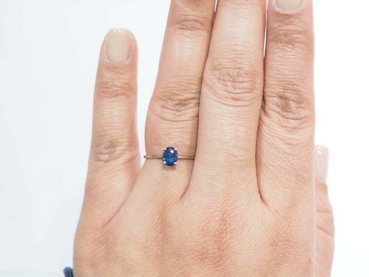 Bague solitaire en or blanc et saphir ovale 