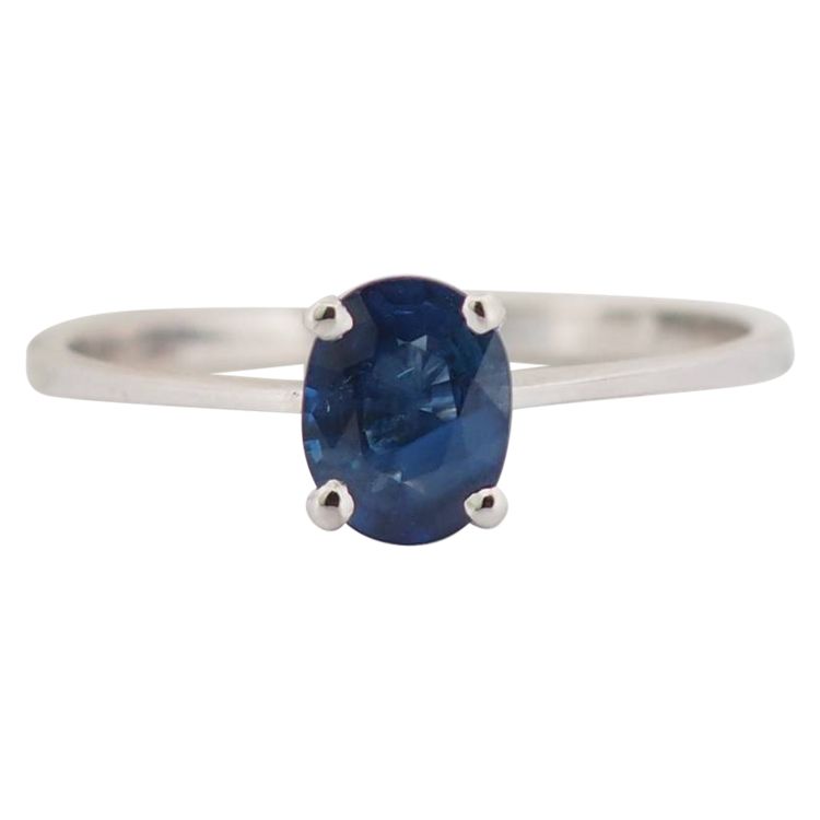 Bague solitaire en or blanc et saphir ovale 