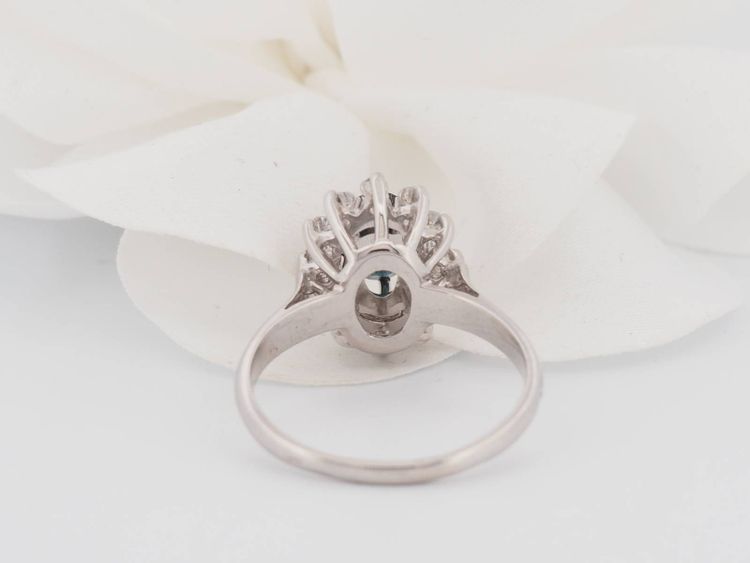 Anello Daisy in oro bianco, zaffiro ovale e diamanti