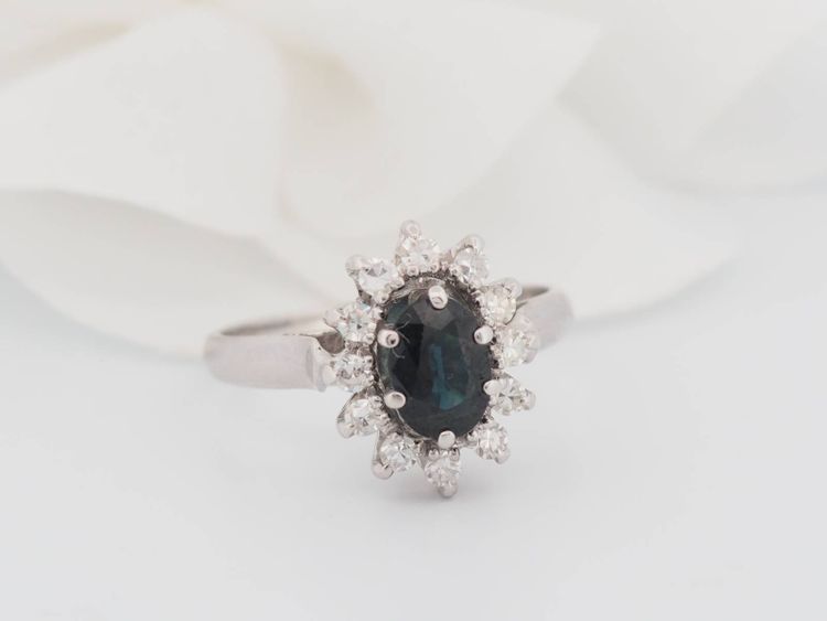 Anello Daisy in oro bianco, zaffiro ovale e diamanti