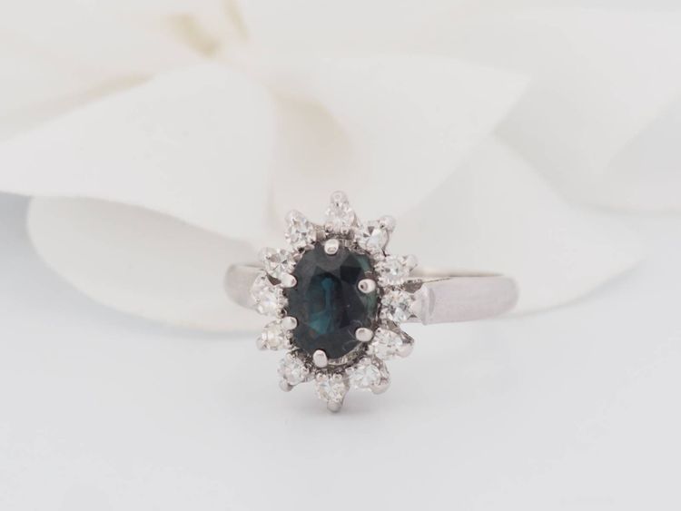 Anello Daisy in oro bianco, zaffiro ovale e diamanti
