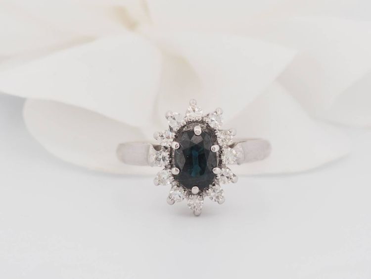 Anello Daisy in oro bianco, zaffiro ovale e diamanti